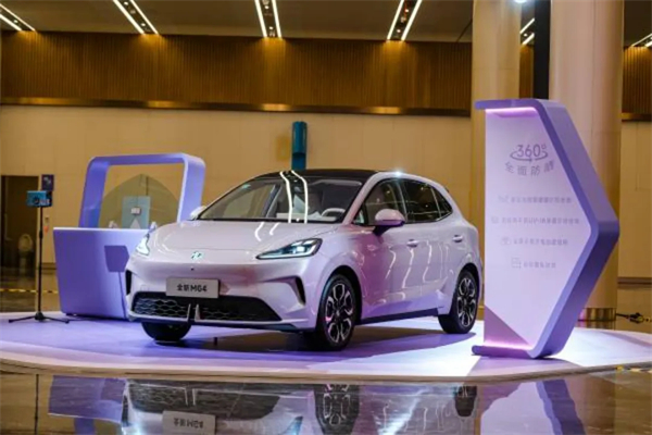 現(xiàn)在的上汽，不僅在增長的快車道上，更在智能電動(dòng)時(shí)代的正中心，重新掌握了市場核心話語權(quán)。