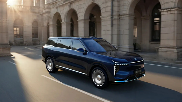 現(xiàn)在的上汽，不僅在增長的快車道上，更在智能電動(dòng)時(shí)代的正中心，重新掌握了市場核心話語權(quán)。