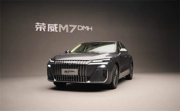 現(xiàn)在的上汽，不僅在增長的快車道上，更在智能電動(dòng)時(shí)代的正中心，重新掌握了市場核心話語權(quán)。