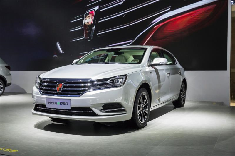 全新榮威950、榮威e950定義“高級(jí)轎車” 成都車展亮相售價(jià)16.88萬起 互聯(lián)網(wǎng)汽車上市一周年 系統(tǒng)升級(jí)帶來顛覆式進(jìn)化