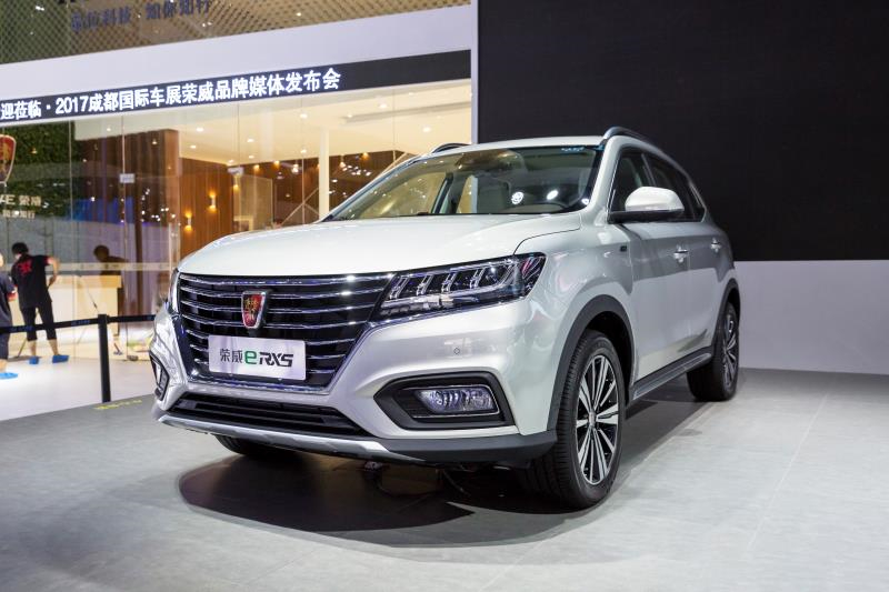 全新榮威950、榮威e950定義“高級(jí)轎車” 成都車展亮相售價(jià)16.88萬起 互聯(lián)網(wǎng)汽車上市一周年 系統(tǒng)升級(jí)帶來顛覆式進(jìn)化