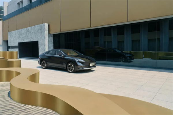 限時先享置換一口價！「10萬級600續(xù)航中級轎車」五菱星光2025款正式上市！