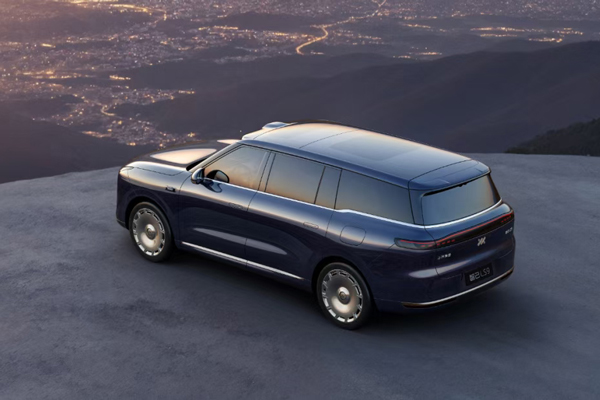 智己拼了！能洗澡還帶地暖的旗艦，32.28萬開賣