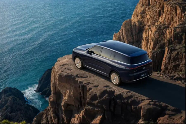 智己拼了！能洗澡還帶地暖的旗艦，32.28萬開賣