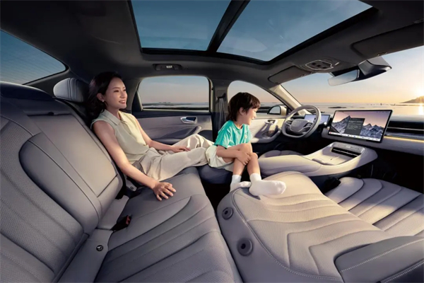 智能座艙的“終極答案”？榮威搭載豆包，讓所有車機(jī)一夜過時(shí)