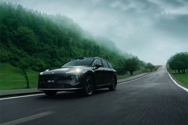 上汽集團(tuán)的2025:誰家新燕啄春泥